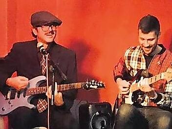 "Radio Influenza" unterhielten beim Kochevent mit Gefl&uuml;chteten.  Foto: Sabine Berger