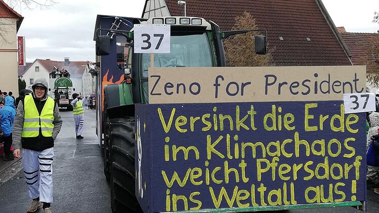 Turbulentes Faschingstreiben im Altort Ebenhausen. Foto: Sigismund von Dobschütz