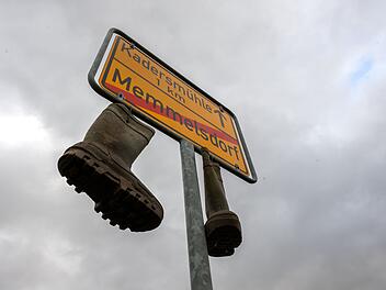 Gummistiefel an Ortsschild in Memmelsdorf