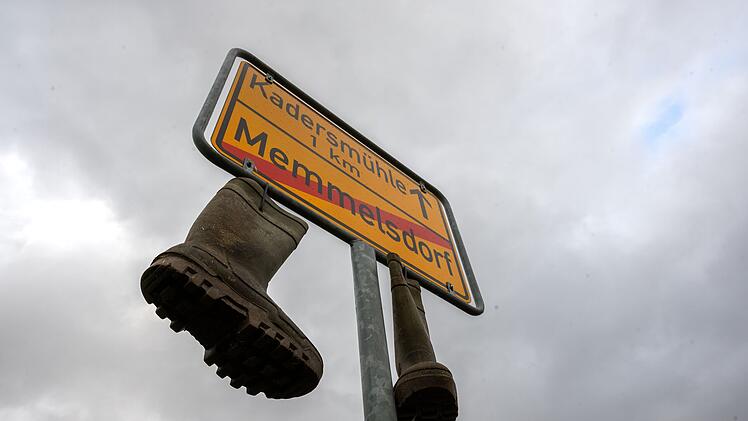 Gummistiefel an Ortsschild in Memmelsdorf