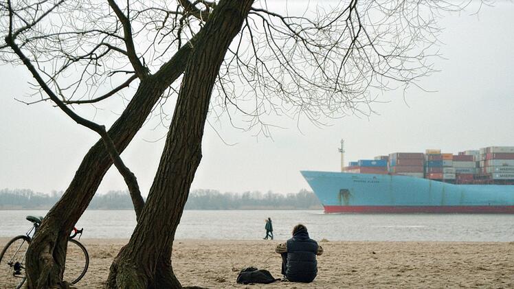 Jan Philipp Reemtsmas Sohn Johann (Claude Heinrich) sucht Ruhe an der Elbe. Der 13-Jährige leidet unter der angespannten Situation zu Hause und der Angst um seinen entführten Vater.