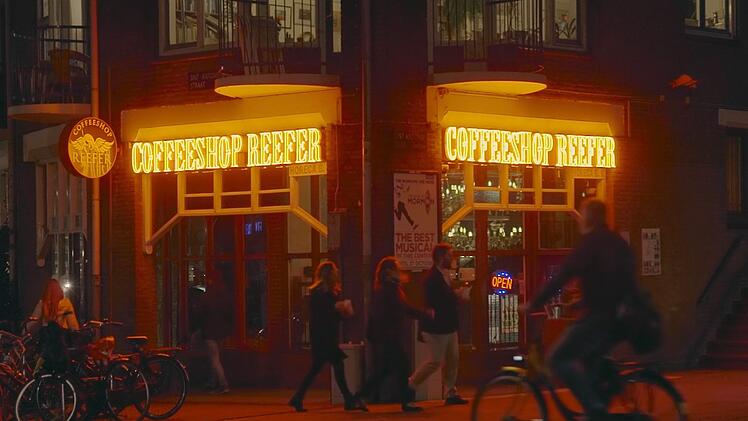 Coffeeshops sollten urspr&uuml;nglich in Amsterdam den Drogenkonsum regulieren. Doch das Gesch&auml;ft mit harten Drogen bl&uuml;ht nach wie vor.