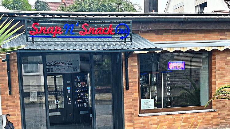 In der ehemaligen Fahrzeugwerkstatt wurde der neue Automatenladen &bdquo;Snap&lsquo;n&lsquo;Snack&ldquo; an einer zentralen Stelle in Breitbrunn eingerichtet. G&uuml;nther Geiling