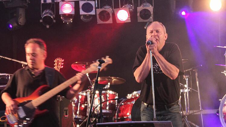 Sänger Friedel Link aus Horbach und Bassist Alois Plätzer aus Höchstadt von der Musikfabrigg. Foto: Michael Schulbert