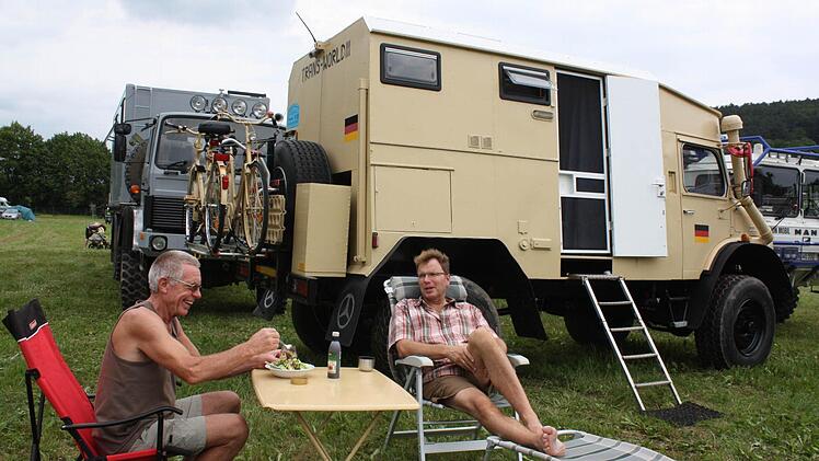 Manche Offroader reisen Tage vor der Messe an und übernachten auf einem provisorischen Camping-Area nahe dem Wertstoffhof.