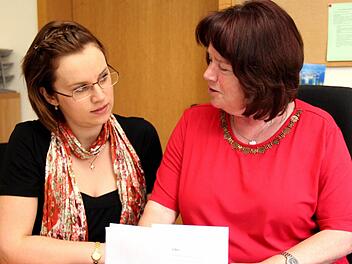 Rosi Dorsch (rechts) führt ihre Nachfolgerin Bianca Staschik im Adelsdorfer Pfarrbüro in ihre Aufgaben ein.  Foto: Johanna Blum