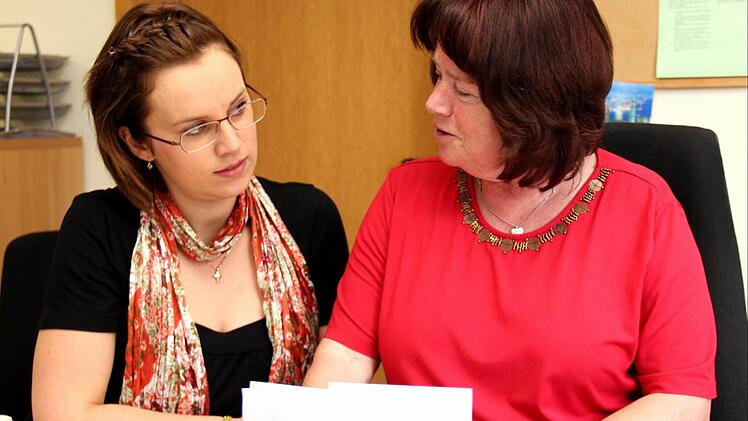 Rosi Dorsch (rechts) führt ihre Nachfolgerin Bianca Staschik im Adelsdorfer Pfarrbüro in ihre Aufgaben ein.  Foto: Johanna Blum