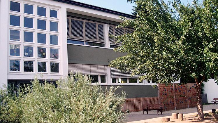 Das Schulhaus in Sulzfeld ist in die Jahre gekommen. Foto: Marina Zimmermann