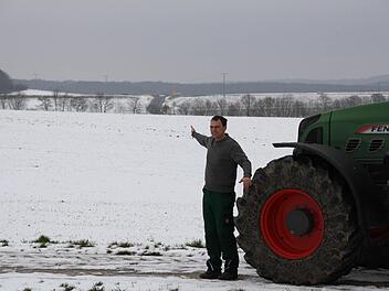Stefan Karch zeigt, wo die Trasse entlang führt - allerdings an dieser Stelle neun Meter oberhalb des aktuellen Niveaus. Foto: Ralf Ruppert