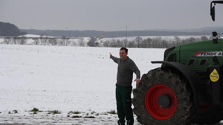 Stefan Karch zeigt, wo die Trasse entlang führt - allerdings an dieser Stelle neun Meter oberhalb des aktuellen Niveaus. Foto: Ralf Ruppert