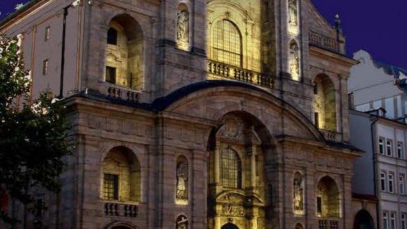 Die Foto-Simulation zeigt: So könnte die Kirche St. Martin in der Fußgängerzone bei anderer Beleuchtung in der Dunkelheit aussehen. Quelle: Stadtplanungsamt Bamberg/Büro "licht-raum-stadtplanung"