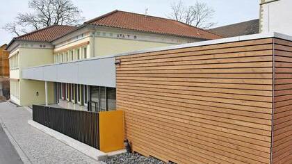 Der barrierefreie Eingangsbereich zur Kinderkrippe befindet sich an der Südseite des Gebäudes.