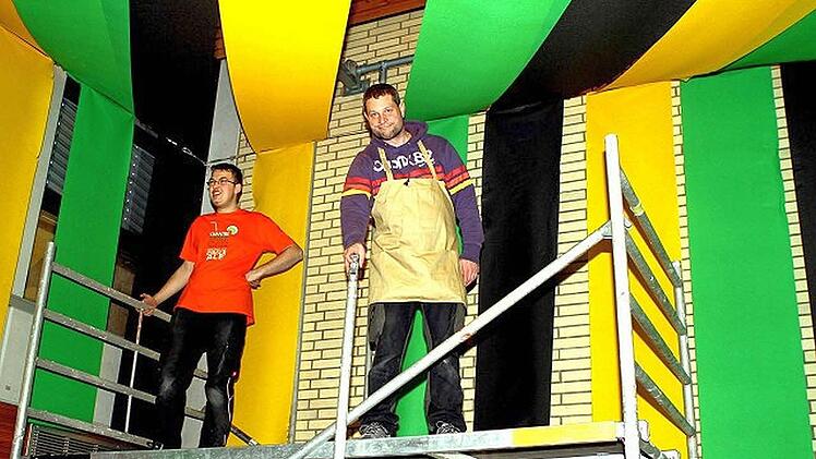 Alle helfen beim Aufbau mit. Foto: Frank Haug