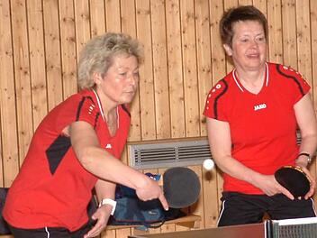 Die Mannschaftsführerin des TSV Teuschnitz, Elke Jakob (links), und Gisela Hable sammelten mit ihren Teamgefährtinnen reichlich Erfahrung in der Landesliga und gehen trotz des Abstiegs gestärkt in die nächste Oberfrankenliga-Saison. Foto: Hans Franz