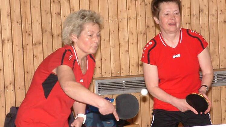 Die Mannschaftsführerin des TSV Teuschnitz, Elke Jakob (links), und Gisela Hable sammelten mit ihren Teamgefährtinnen reichlich Erfahrung in der Landesliga und gehen trotz des Abstiegs gestärkt in die nächste Oberfrankenliga-Saison. Foto: Hans Franz