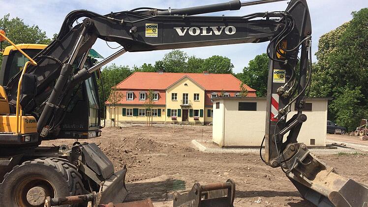 Auch das ehemalige Chauffeurhaus wurde komplett saniert. Die Neugestaltung der Außenanlagen soll bis Ende Juni abgeschlossen sein.  Foto: Oliver Schmidt