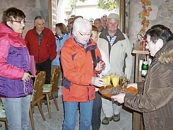 Mit einem Sektempfang begann die 25. Bischofsheimer Wander- und Naturerlebniswoche.  Foto: Marion Eckert