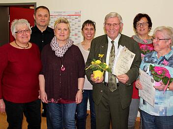Bei den Ehrungen (von links): Ilona Schmitt. Zweiter Bürgermeister Hansjürgen Müller, Josephine Wersal, Maria José Loza und die geehrten Richard Schmitt, Elfriede Thomas und Maria Baumüller Foto: Johanna Blum