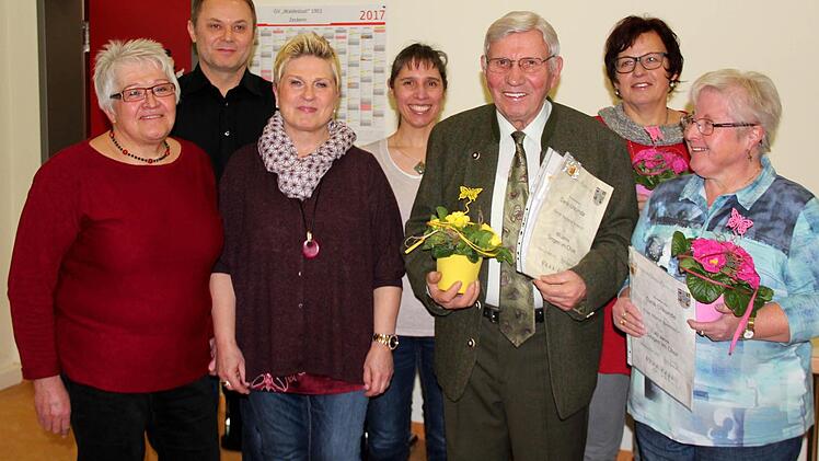 Bei den Ehrungen (von links): Ilona Schmitt. Zweiter Bürgermeister Hansjürgen Müller, Josephine Wersal, Maria José Loza und die geehrten Richard Schmitt, Elfriede Thomas und Maria Baumüller Foto: Johanna Blum
