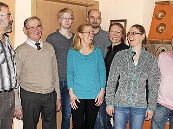 Johannes Weiß, Ehrenvorsitzender Edmund Brehm, Markus Röckelein, Katja Seehof, Thomas Röckelein, Kerstin Sperber, Angelika Feiler und Günter Weidner (v. l.) freuen sich auf die neuen Geflügelställe. Foto: Blum