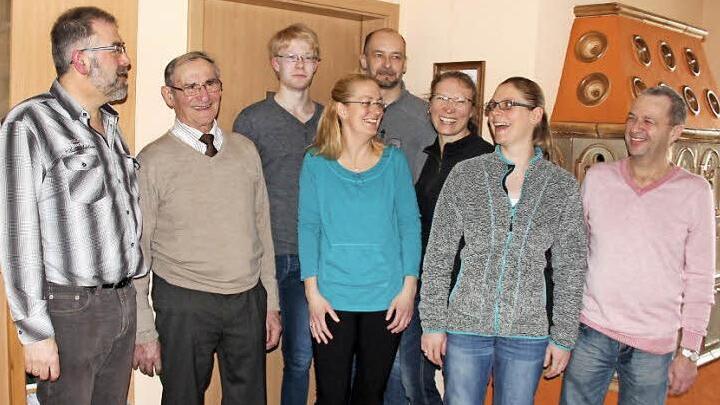 Johannes Weiß, Ehrenvorsitzender Edmund Brehm, Markus Röckelein, Katja Seehof, Thomas Röckelein, Kerstin Sperber, Angelika Feiler und Günter Weidner (v. l.) freuen sich auf die neuen Geflügelställe. Foto: Blum