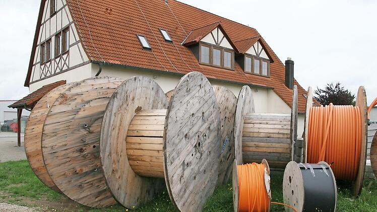 Eine Baupause sieht so aus: Arbeiter-Kolonne lässt alles liegen und stehen und wandert auf eine weit entfernte Baustelle. Mit diesem Problem kämpft derzeit die Gemeinde Pettstadt. Das Darmstädter Unternehmen hat die Verlegung von Glasfaserrohren in der Gemeinde auf unbestimmte Zeit unterbrochen.  Foto: Werner Baier