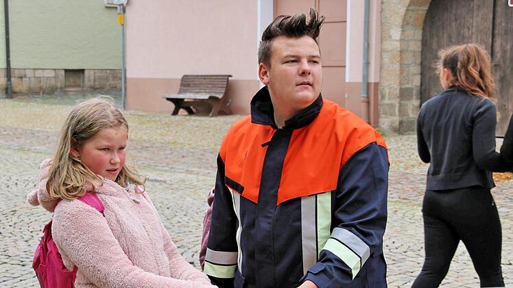 Den Umgang mit einer Wasserspritze üben durften Buben und Mädchen bei der Feuerwehr. Foto: Dieter Britz