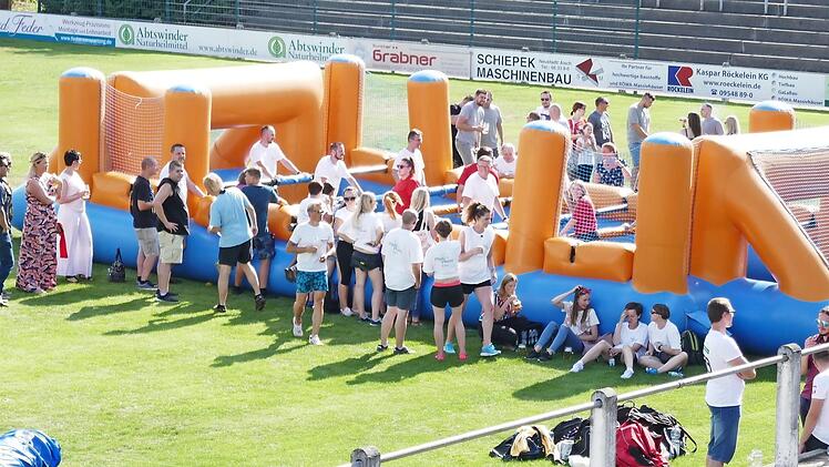 Beim Menschenkicker konnten die Mitarbeiter in kleinen Mannschaften gegeneinander spielen. Foto: Katharina Peter