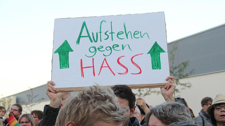 Rund 400 Menschen demonstrierten gestern vor der Fortuna Kulturfabrik in Höchstadt  während eines Wahlkampfauftritts der AfD-Politikerin Alice Weidel. Foto: Christian Bauriedel