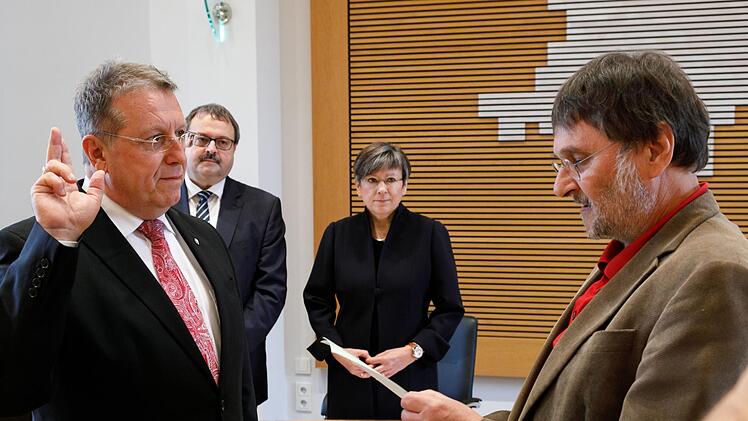 Der neue Bezirkstagspräsident Henry Schramm bei der Vereidigung durch den ältesten Bezirksrat, Reinhard Möller, im Beisein von Regierungspräsidentin Heidrun Piwernetz und Peter Meyer, neuer Direktor der Bezirksverwaltung. Foto: Studio Thomas Köhler