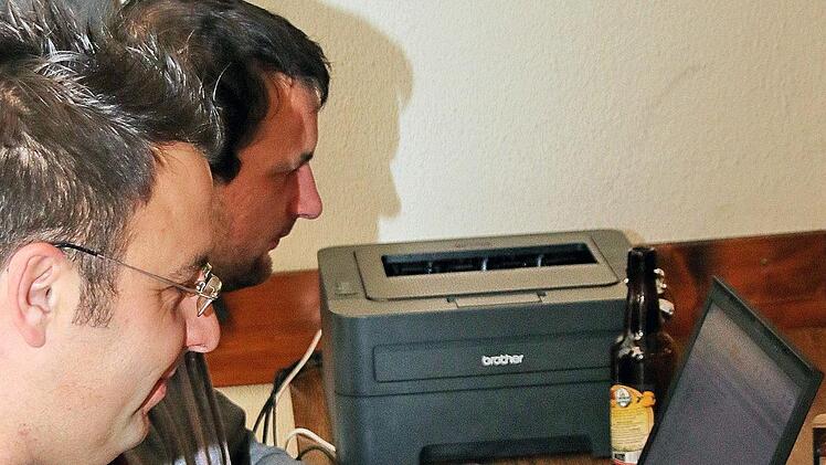 Tradition und Fortschritt: Schafkopf wird schon lange gespielt, die  Ergebnisse beim Turnier der Schützen wurden mit Computer-Hilfe schnell  ermittelt.   Dieter Britz