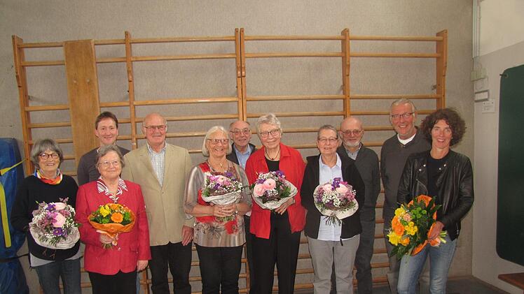 Vorsitzender Norbert Kastner ehrte am Samstag einige Mitglieder des Turnverein Ketschendorf für ihre langjährige Treue. Foto: Martin Koch