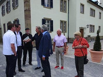 Besprechung über Kunst vor Ort: (von links) Marco Weigand, Uwe Nickel. Ulrich Zühlke, Bernar Venet, Walter Smerling, Rudi Weigand und Thomas Pfarr. Foto: Anton Then