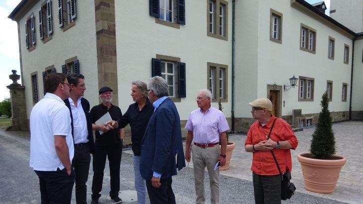 Besprechung über Kunst vor Ort: (von links) Marco Weigand, Uwe Nickel. Ulrich Zühlke, Bernar Venet, Walter Smerling, Rudi Weigand und Thomas Pfarr. Foto: Anton Then