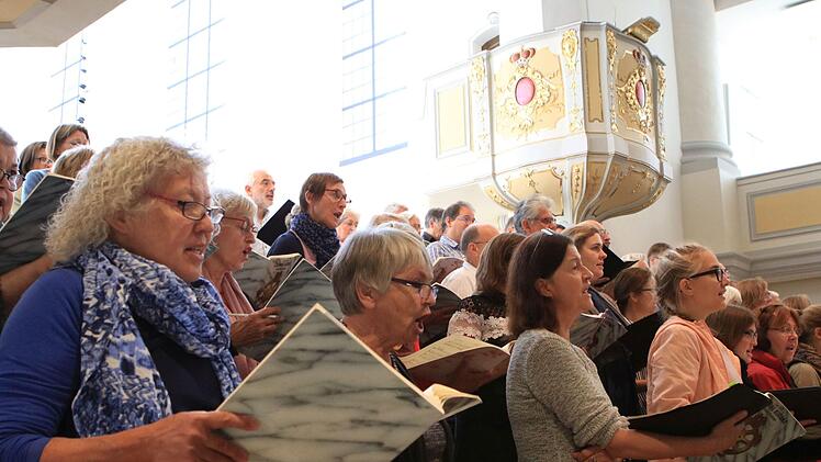 Der Deutsche Ärztechor und das Deutsche Ärzteorchester proben unter der musikalischen Leitung von Alexander Mottok für ihr Benefizkonzert, das am Samstag in derMorizkirche stattfindet.Foto: Jochen Berger