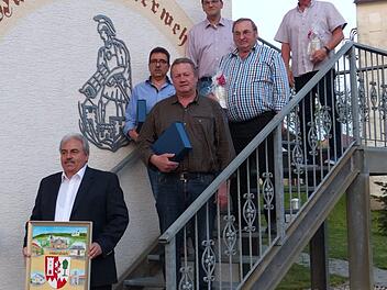 Der scheidende Bürgermeister Gerhard Amon (vorne) und die weiteren verabschiedeten Gemeinderatsmitglieder Foto: Pauline Lindner
