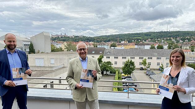 IHK-Präsident  Klaus D. Mapara (Mitte) hat in Würzburg den neu aufgelegten Standortreport Mainfranken vorgestellt. Mit dabei waren der stellvertretende IHK-Hauptgeschäftsführer  Sascha Genders (links) und IHK-Referentin Elena Fürst (rechts). Foto: Marcel Gränz/IHK