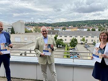 IHK-Pr&auml;sident  Klaus D. Mapara (Mitte) hat in W&uuml;rzburg den neu aufgelegten Standortreport Mainfranken vorgestellt. Mit dabei waren der stellvertretende IHK-Hauptgesch&auml;ftsf&uuml;hrer  Sascha Genders (links) und IHK-Referentin Elena F&uuml;rst (rechts). Foto: Marcel Gr&auml;nz/IHK
