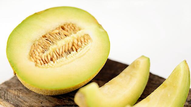 Cantaloupe-Melone: Blutdruck senken klappt mit den richtigen Lebensmitteln. Die Melone gehört dazu.
