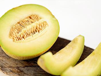 Cantaloupe-Melone: Blutdruck senken klappt mit den richtigen Lebensmitteln. Die Melone gehört dazu.