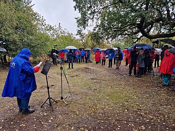Die 99. Heidelsteinfeier des Rhönklubs fand bei strömendem Regen statt. Foto: Marion Eckert