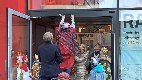 Um den Segensaufkleber am Haupteingang anbringen zu können, wurde eine Stehleiter zu Hilfe gezogen.