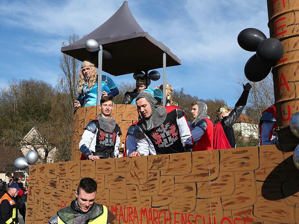 Buntes Faschingstreiben lockte tausende Besucher an.