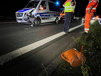 Wegen Gieskanne: Drei Polizeifahrzeuge krachen ineinander - Mehrere Beamte tragen Verletzungen davon - Alle beteiligten Einsatzfahrzeuge nicht mehr fahrbereit - Einheit auf dem R&uuml;ckweg zum Standort - Erstes Einsatzfahrzeug weicht Gieskanne aus, zweites Einsatzfahrzeug bremst ab, ebenso wie das dritte Einsatzfahrzeug - Das vierte Einsatzfahrzeug kann nicht mehr rechtzeitig bremsen, f&auml;hrt auf Vorausfahrendes auf und schiebt das auf Einsatzfahrzeug davor