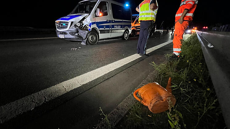 Wegen Gieskanne: Drei Polizeifahrzeuge krachen ineinander - Mehrere Beamte tragen Verletzungen davon - Alle beteiligten Einsatzfahrzeuge nicht mehr fahrbereit - Einheit auf dem Rückweg zum Standort - Erstes Einsatzfahrzeug weicht Gieskanne aus, zweites Einsatzfahrzeug bremst ab, ebenso wie das dritte Einsatzfahrzeug - Das vierte Einsatzfahrzeug kann nicht mehr rechtzeitig bremsen, fährt auf Vorausfahrendes auf und schiebt das auf Einsatzfahrzeug davor