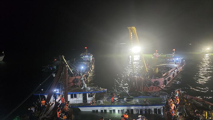 Ausflugsschiff in Vietnam gekentert