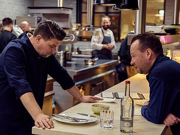 "Mälzers Meisterklasse" Tim Mälzer (links) und Jan Hartwig probieren das Essen der Kandidaten.