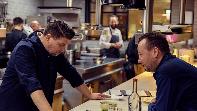 Tim M&auml;lzer (links) und Jan Hartwig probieren das Essen der Kandidaten.