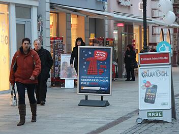 Passanten in der Coburger Spitalgasse zwischen Werbeaufstellern. Die Gebühren dafür könnten bald drastisch steigen. Aber noch ist nichts entschieden. Foto: Simone Bastian