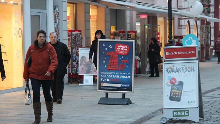Passanten in der Coburger Spitalgasse zwischen Werbeaufstellern. Die Gebühren dafür könnten bald drastisch steigen. Aber noch ist nichts entschieden. Foto: Simone Bastian